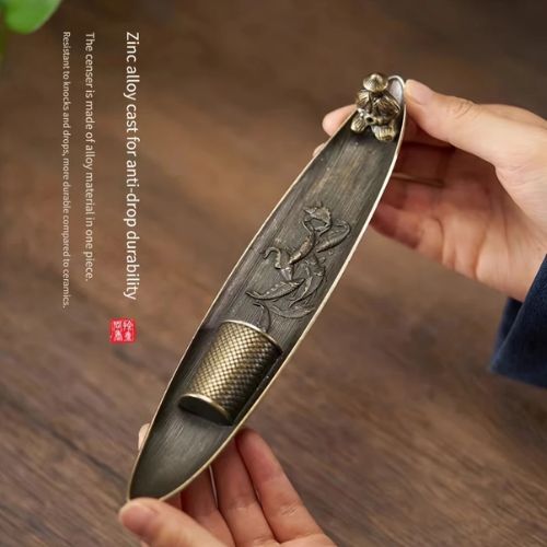 1 Vintage Ship-Shaped Incense Burner A decorative aluminum alloy incense holder with a timeless ship design—perfect for adding charm to your space and delighting incense lovers and collectors alike.